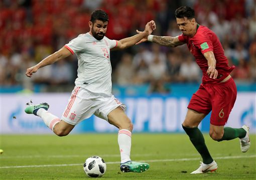 图片报：狼堡想挖多特体育总监凯尔，后者与多特合同到2027年